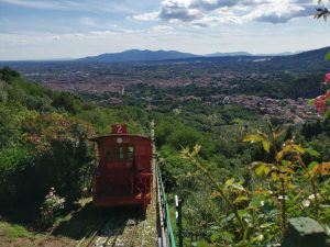 funicolare di Montecatini terme vista dal borgo di Montecatini Alto
