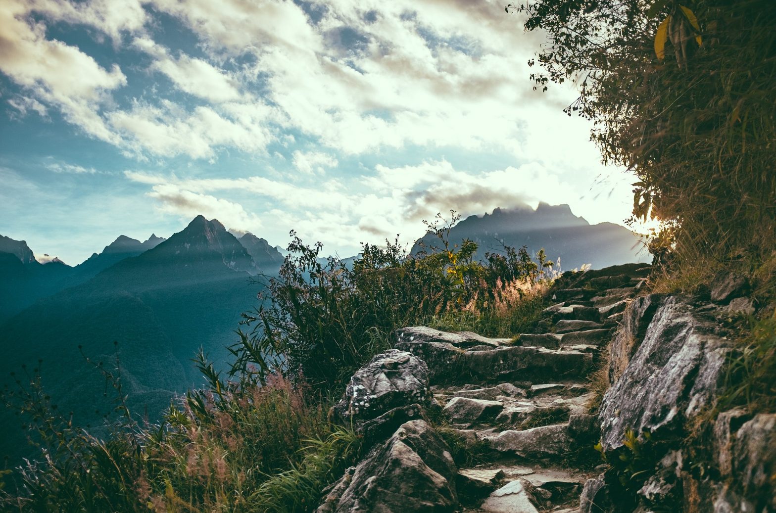 un sentiero roccioso in montagna con panorama sulle vette