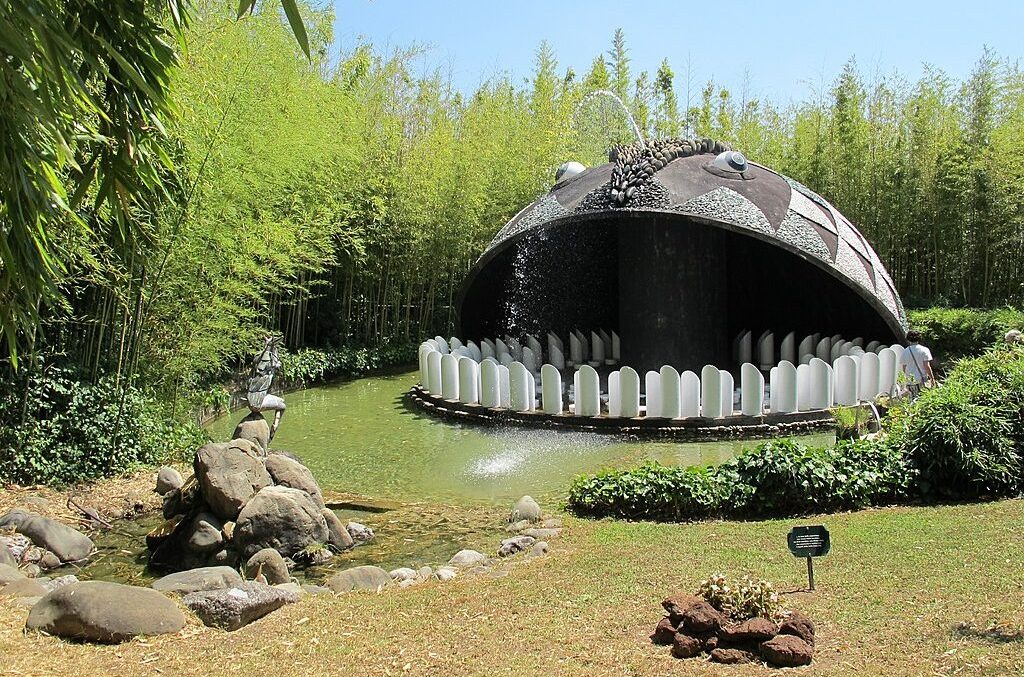 una celebre fontana a forma di balena situata all'interno del parco di Pinocchio