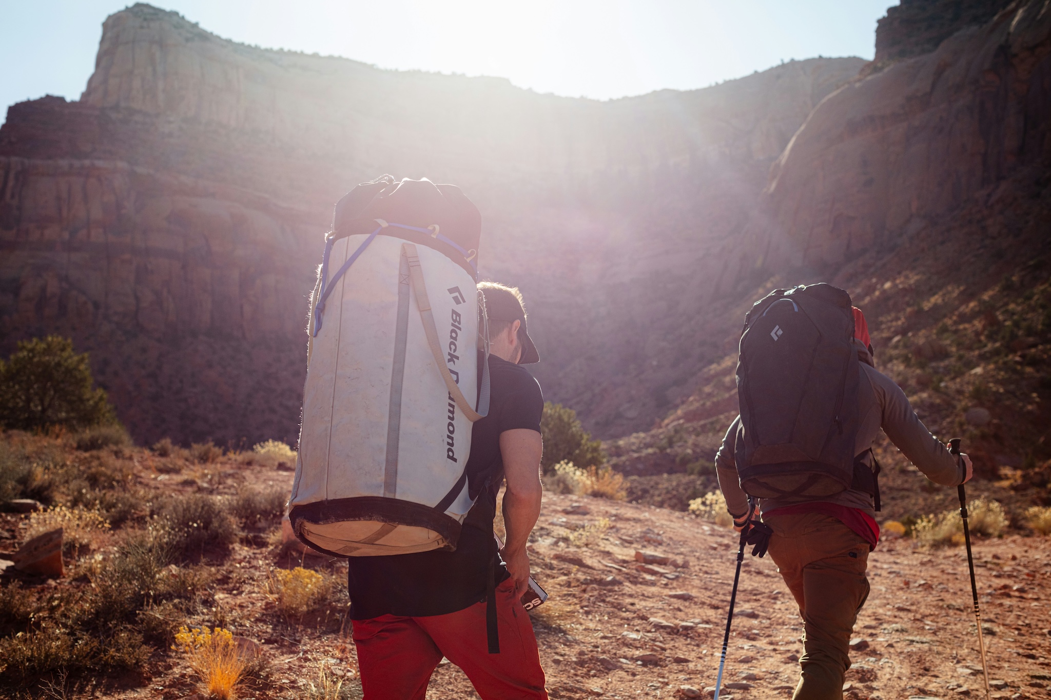 due ragazzi che stanno facendo trekking sotto al sole
