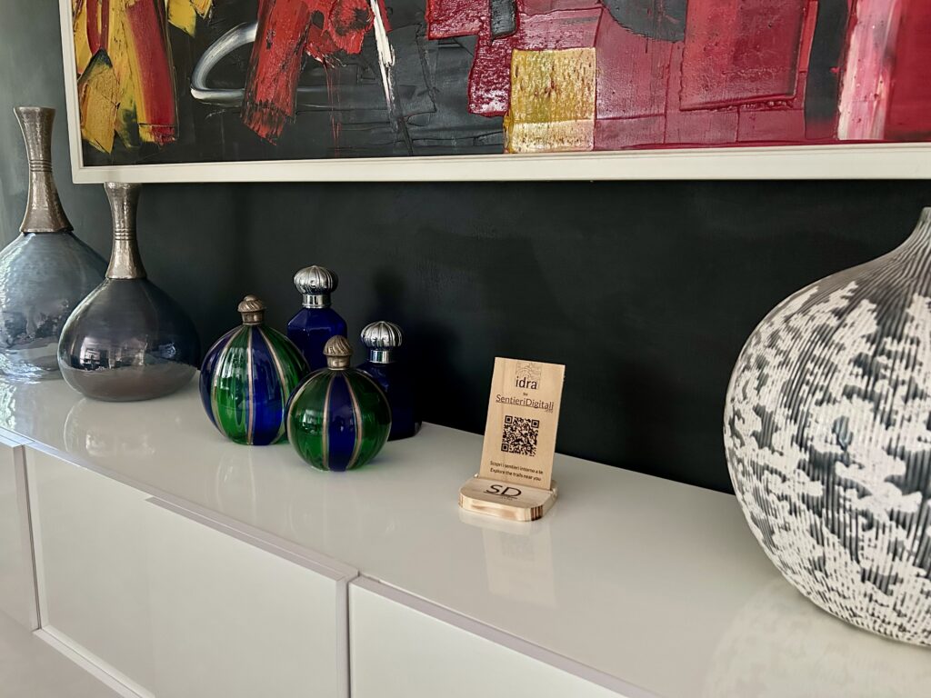 Una foto del supporto in legno con cui viene effettuato il collegamento a Sentieri Digitali tramite il QRCode