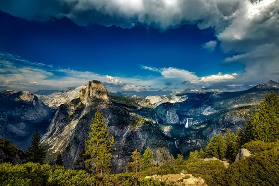 la suggestiva vista di alcune cime di montagne di un parco nazionale statunitense