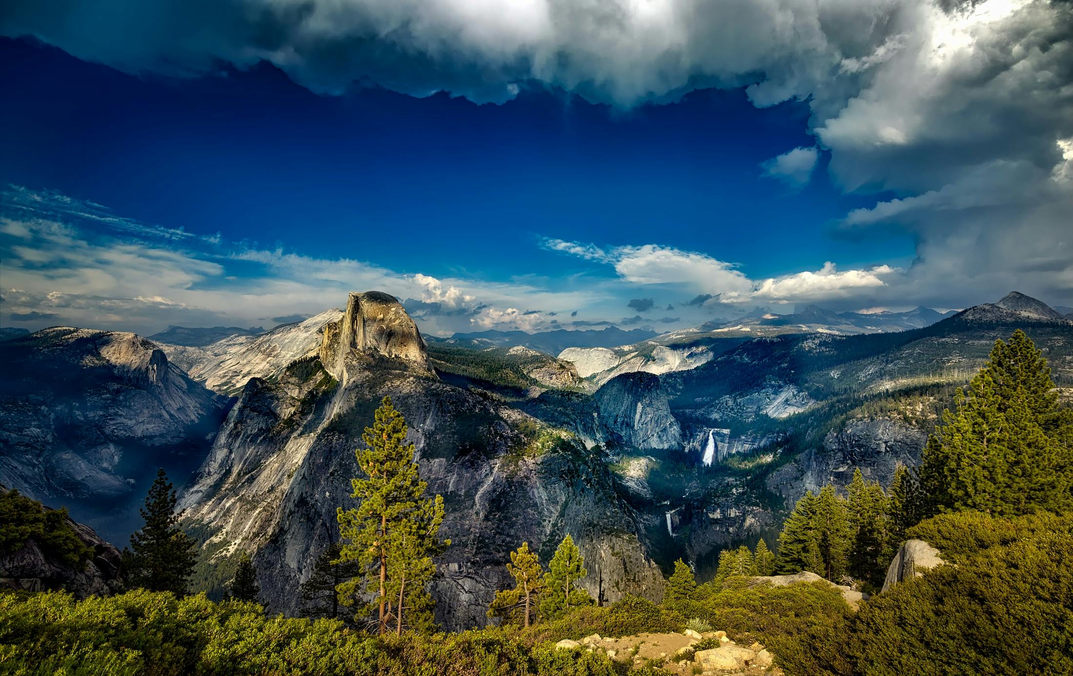 la suggestiva vista di alcune cime di montagne di un parco nazionale statunitense
