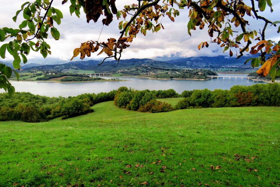 Foto panoramica del Lago di Bilancino