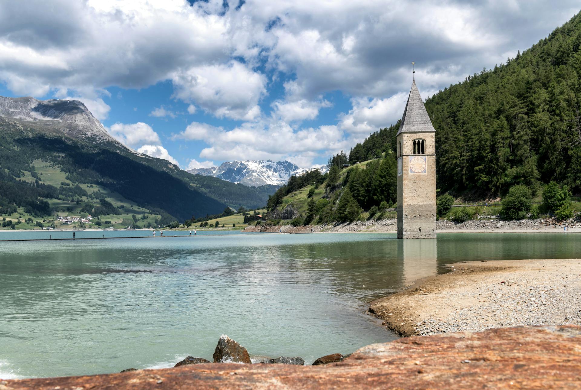 Val Venosta: un immagine dell'iconico campanile sul Lago di Reisa