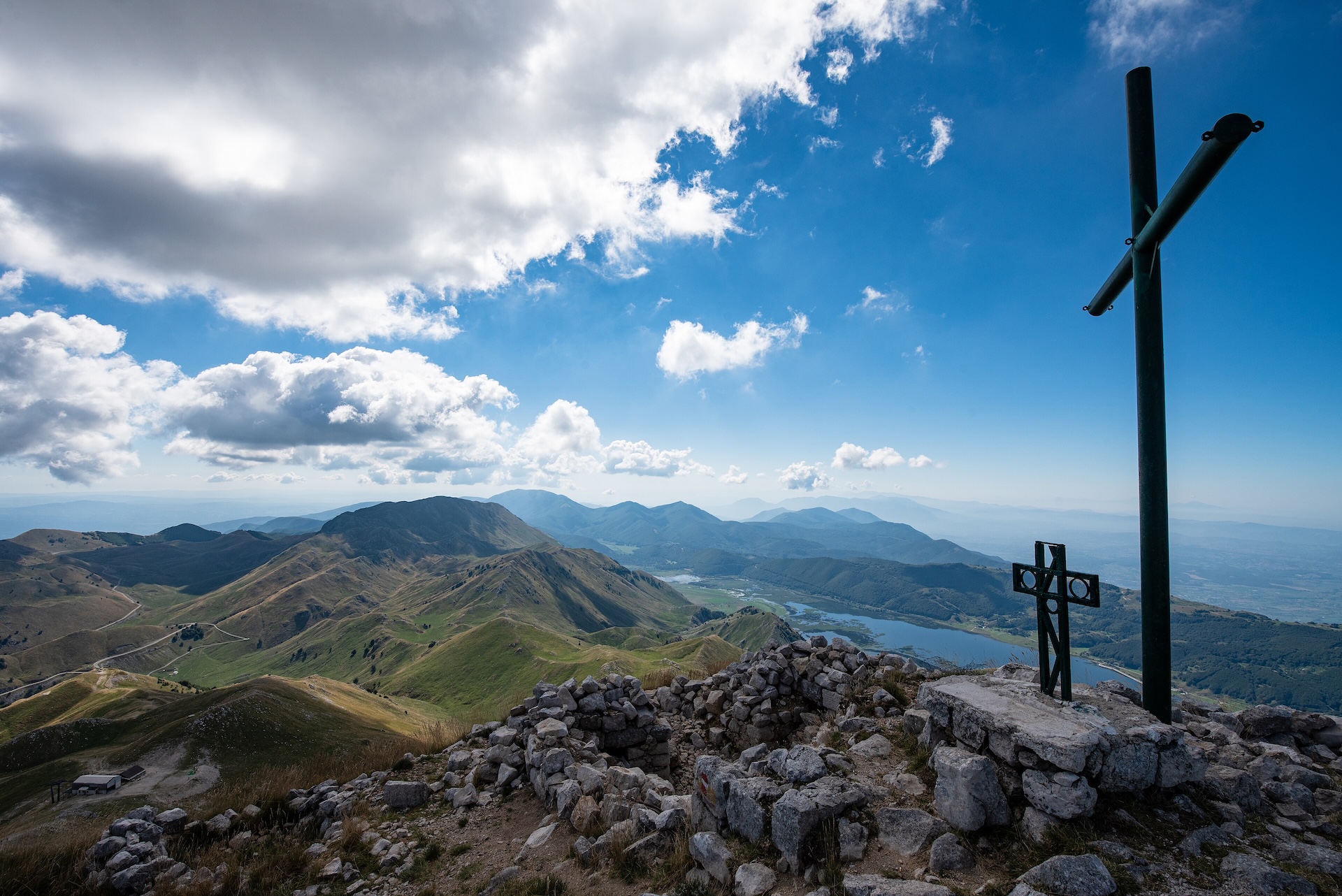 Veduta dalla cima del Monte Miletto sul Massiccio del Matese