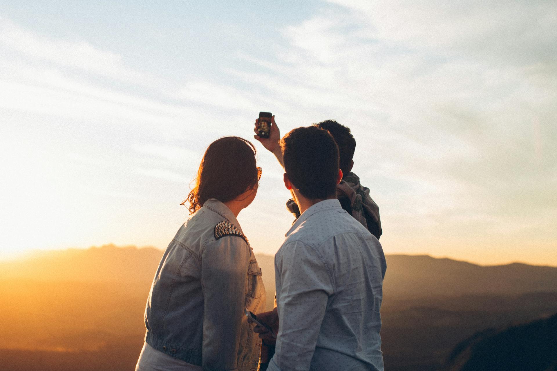 Tre ragazzi si fanno un selfie durante l'escursione per condividerla sui social