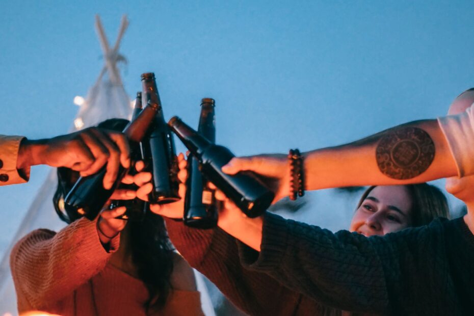 Un gruppo di amici brinda con una birra dopo un escursione