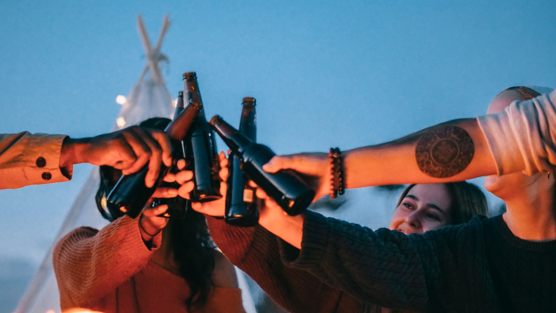 Un gruppo di amici brinda con una birra dopo un escursione