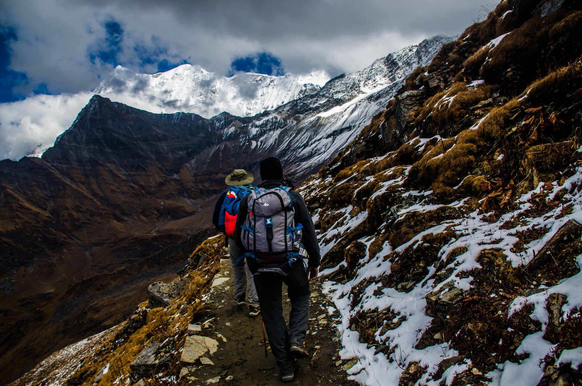 Un escursionista che pratica trekking in alta montagna