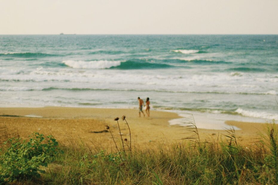 Due ragazzi camminano lunga la spiaggia
