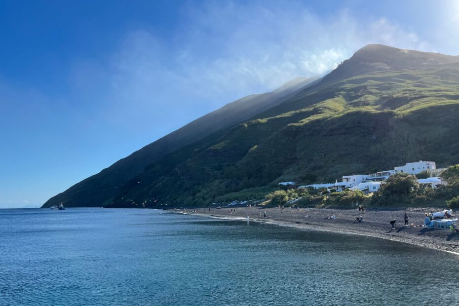 Vista su una spiaggia dell'isola di Stromboli
