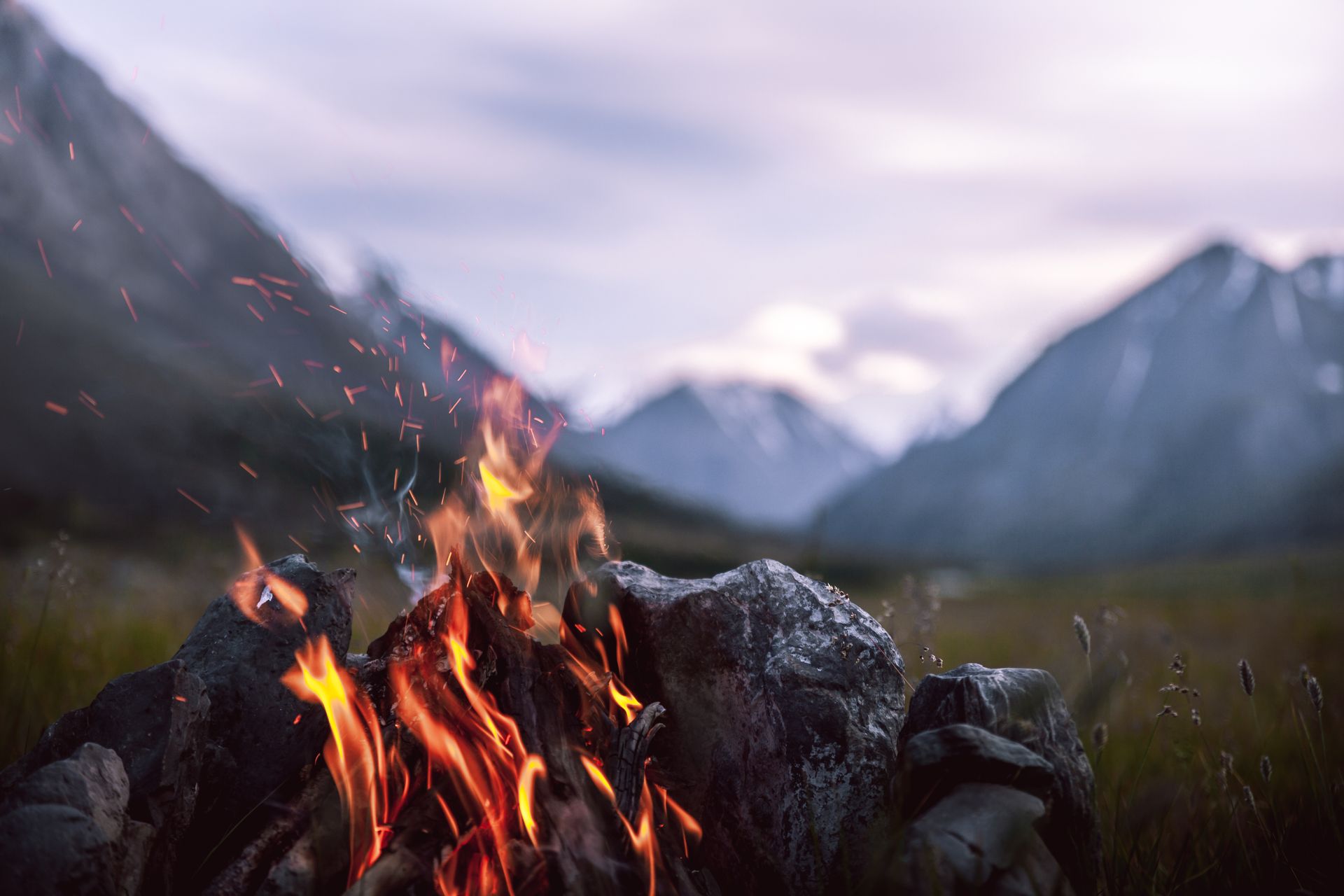 Un fuoco acceso in montagna
