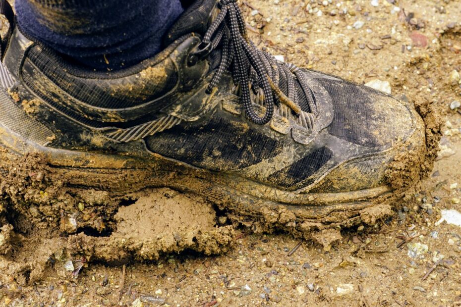 Una calzatura da trekking che necessita di manutenzione
