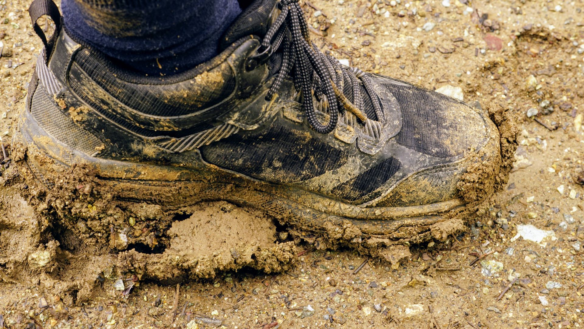 Una calzatura da trekking che necessita di manutenzione