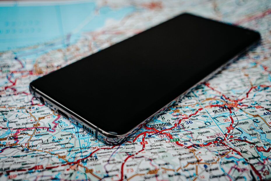 Un telefono appoggiato ad una mappa cartacea